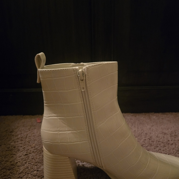 NWT FOREVER 21 Booties - Picture 4 of 5